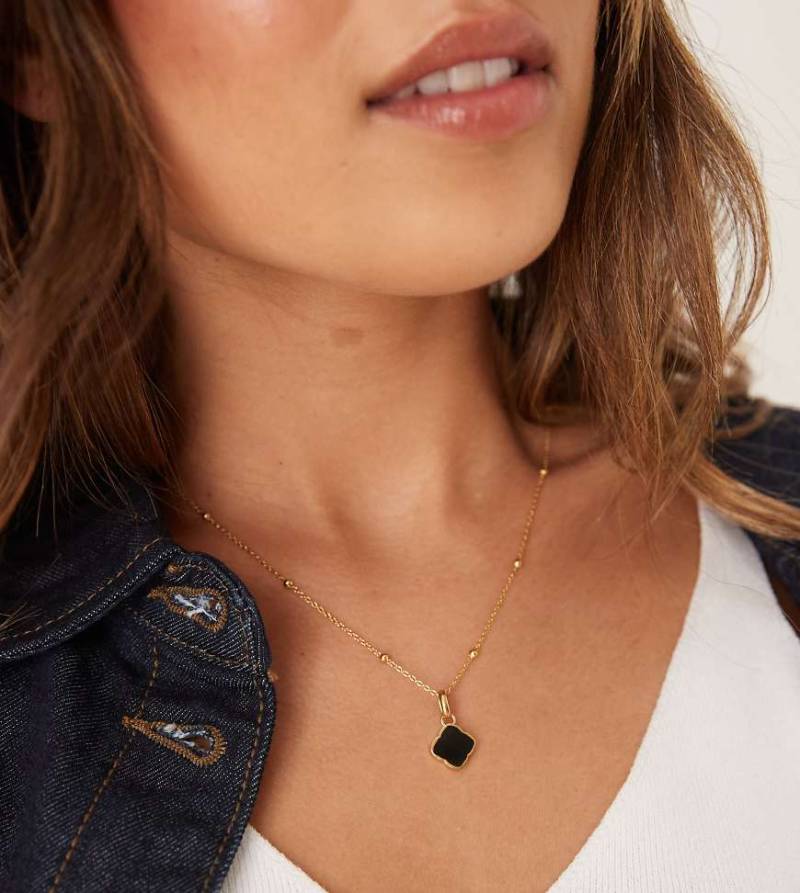 Abbott Lyon - 18k-vergoldete Halskette aus wasserfestem Edelstahl mit Kleeblatt-Design mit schwarzem Emaille-Goldfarben von Abbott Lyon