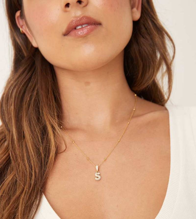 Abbott Lyon - Halskette aus wasserfestem Edelstahl mit 18-Karat-Vergoldung und Anhänger mit plastischer „S"-Initiale-Goldfarben von Abbott Lyon