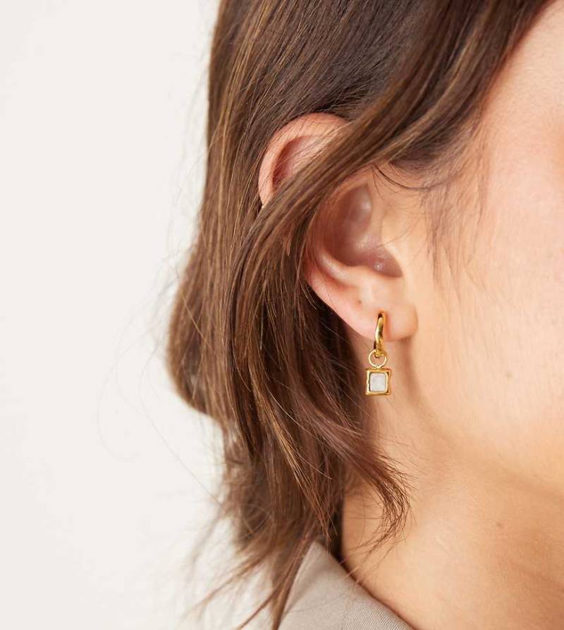 Abbott Lyon - Huggie-Creolen in geschmolzener Optik aus 18 Karat vergoldetem, wasserdichtem Edelstahl mit Mondstein-Goldfarben von Abbott Lyon