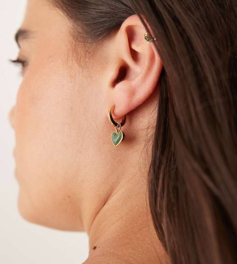 Abbott Lyon - Kleine Creolen aus wasserfestem Edelstahl mit 18-Karat-Vergoldung und herzförmigen Anhängern mit grünem Quarz-Goldfarben von Abbott Lyon