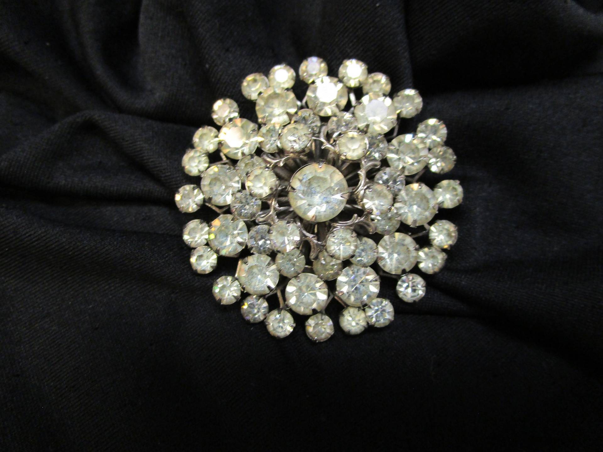 Wunderschöne Vintage Nachlass Silber Rhodium Facettierte Gestapelte Blume Strass Cluster Brosche Prong Set 5 Tier Starburst Klarer Kristall Pin Wunderschöne Vintage Nachlass Silber Rhodium Facettierte Gestapelte Blume Strass Cluster Brosche Prong Set 5 Tier Starburst Klarer Kristall Pin von AbbyClaysBackPorch
