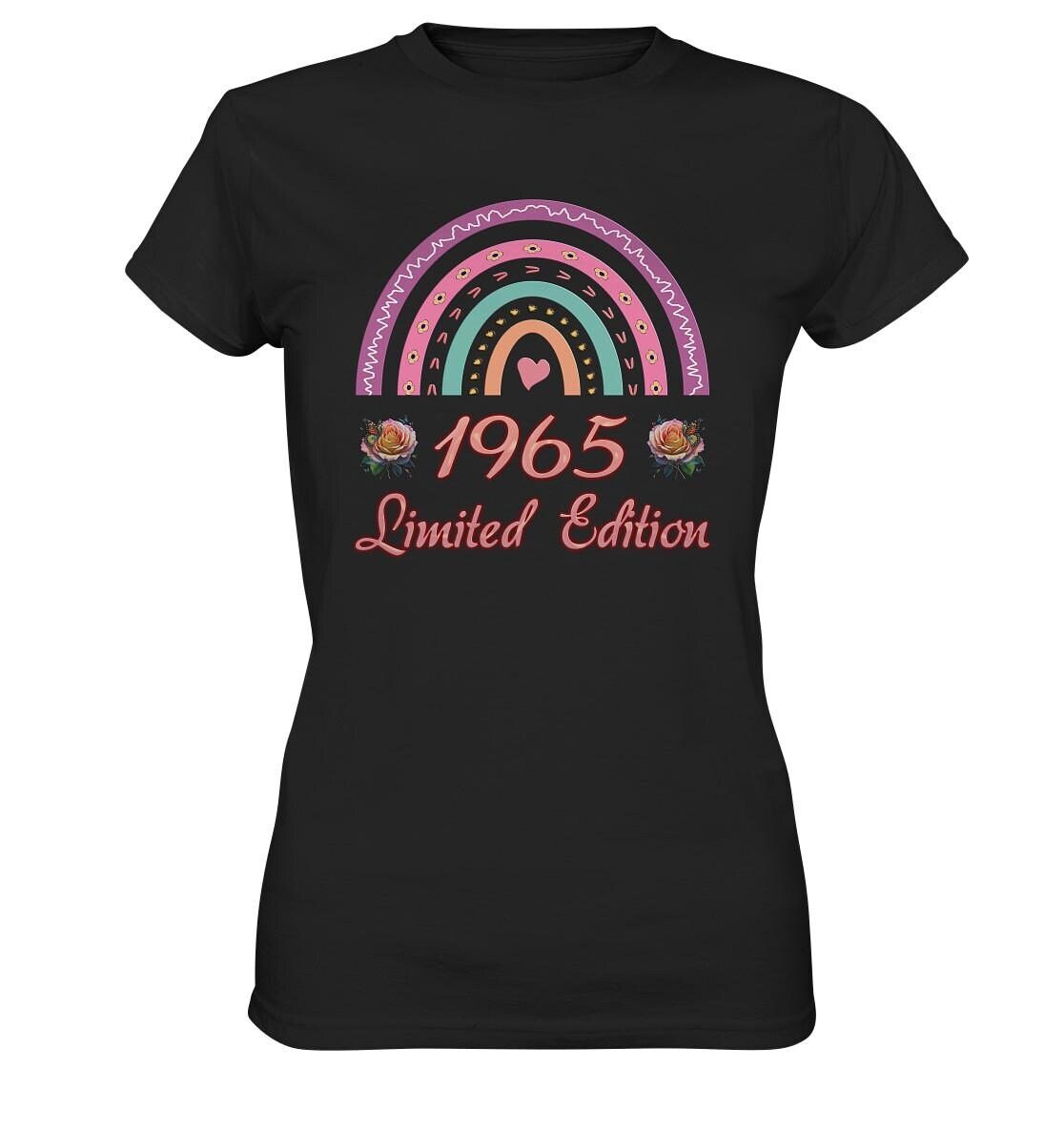 60. Geburtstag Frau Shirt Jahrgang 1965/2025 - Ladies Premium 60. Geburtstag Frau Shirt Jahrgang 1965/2025 - Ladies Premium von AbbyLinaDesigns