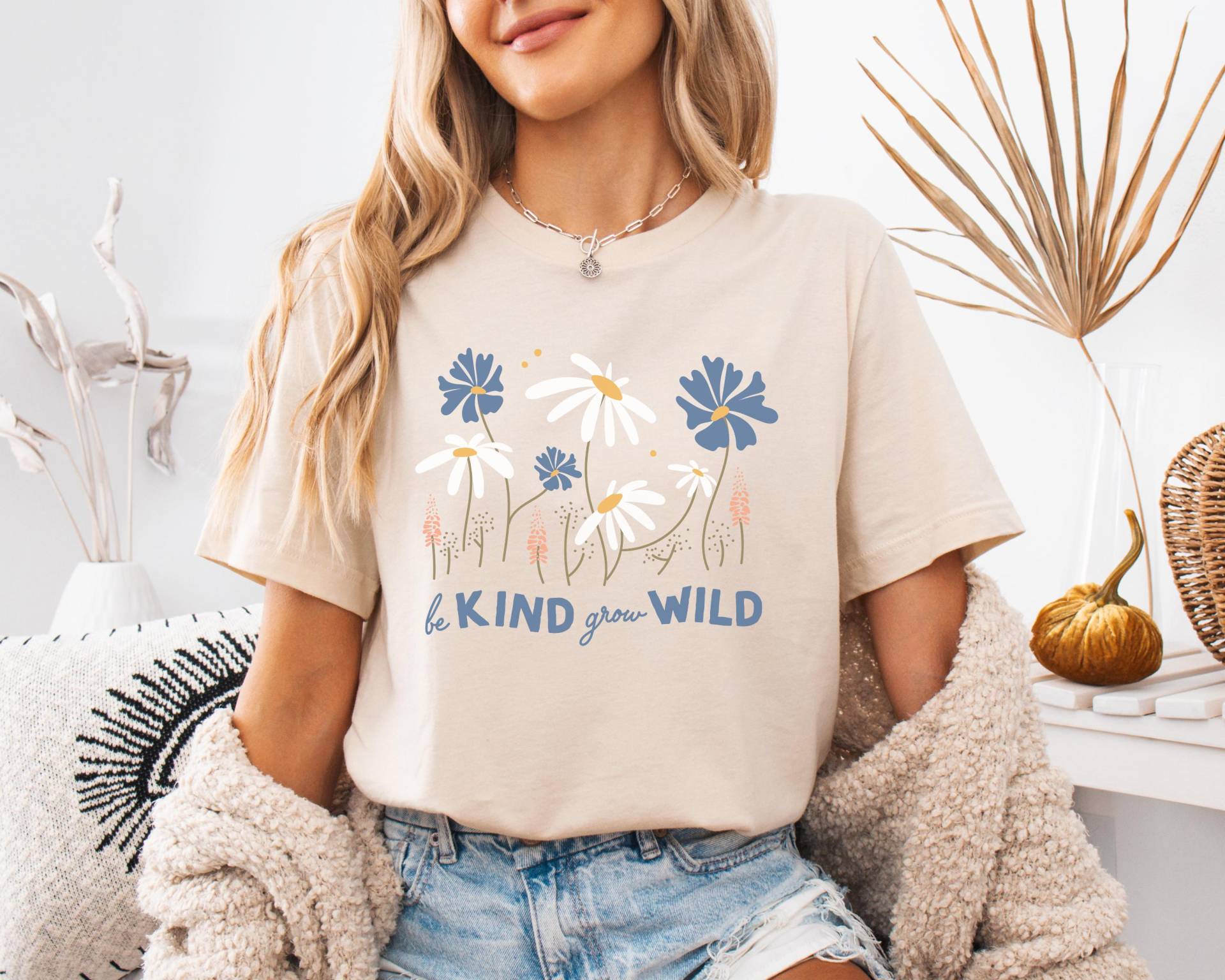 Blumen T-Shirt, Kindness Shirt Mit Rückenprint, Damen Be Kind Spruch, Geschenk Muttertag & Freundin, Mentale Gesundheit Blumen T-Shirt, Kindness Shirt Mit Rückenprint, Damen Be Kind Spruch, Geschenk Muttertag & Freundin, Mentale Gesundheit von AbbyMoonApparel