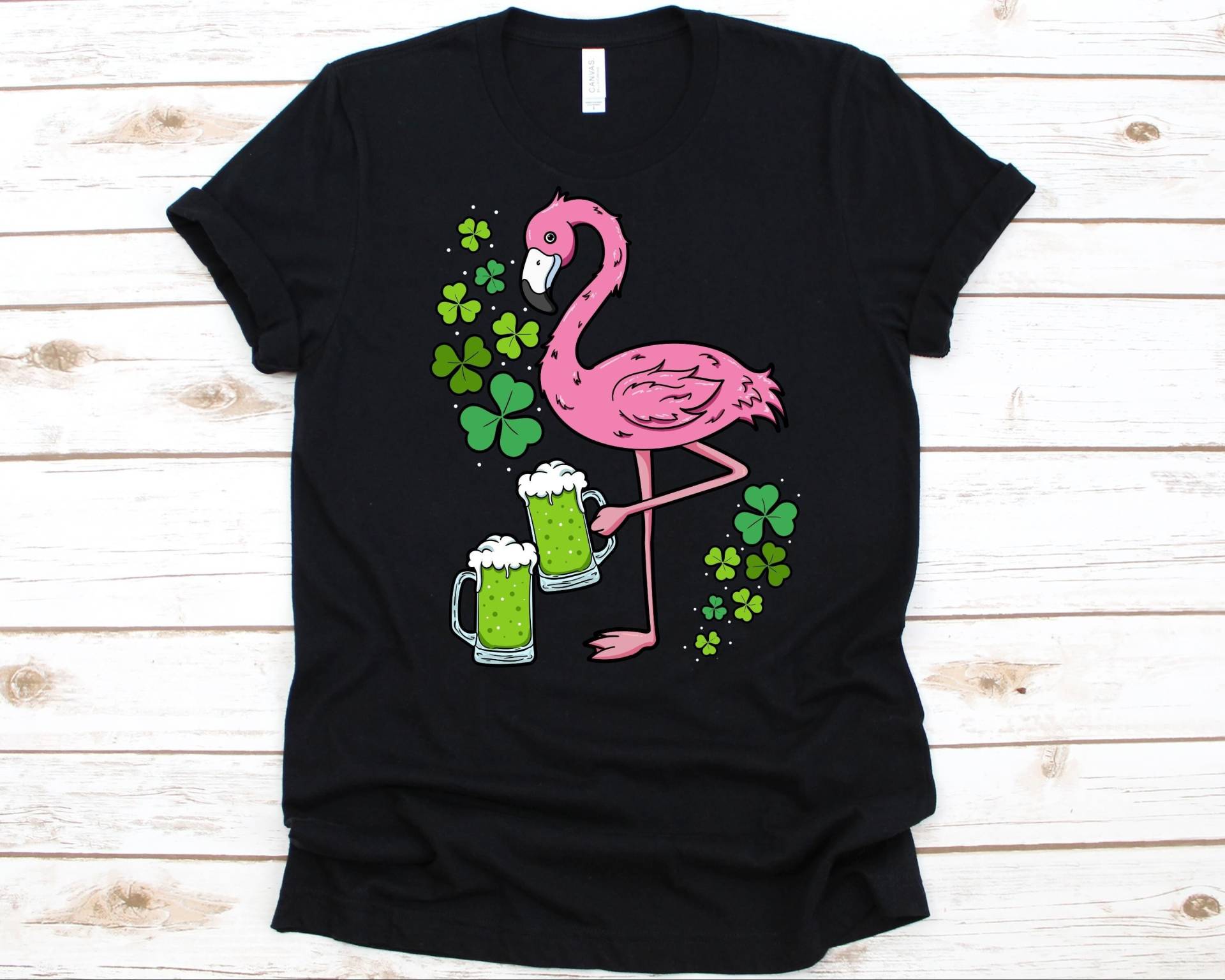 Flamingo Beer Toss Shirt, St. Patricks Day Geschenk, Patrick Fest, Kleeblatt Pink Design, Kobold Grafik, Bierliebhaber von AbbysDesignFactory