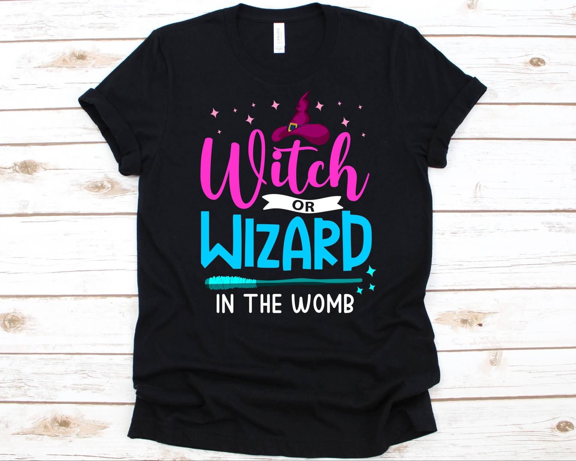 Hexe Oder Zauberer Im Mutterleib Shirt, Gender Reveal Geschenk, Halloween Grafik, Hexenhut, Zepter, Junge Mädchen, Baby Shower Shirt Hexe Oder Zauberer Im Mutterleib Shirt, Gender Reveal Geschenk, Halloween Grafik, Hexenhut, Zepter, Junge Mädchen, Baby Shower Shirt von AbbysDesignFactory