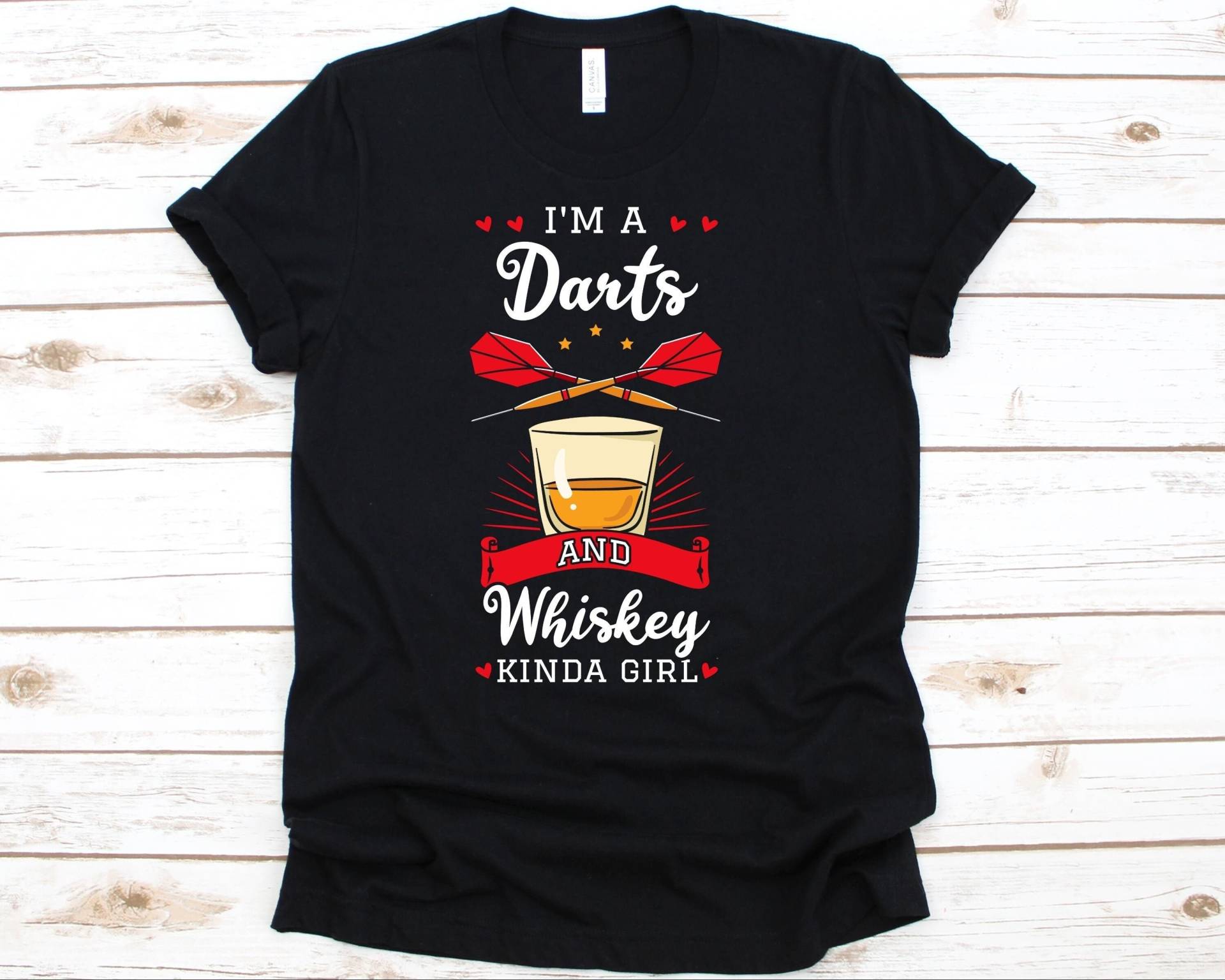 Ich Bin Ein Darts Und Whisky Kinda Mädchen Shirt, Lustiges Dart Geschenk Für Dartist Frauen, Dart-Werfen Tshirt, Bullseye, Zielschießen Shirt von AbbysDesignFactory