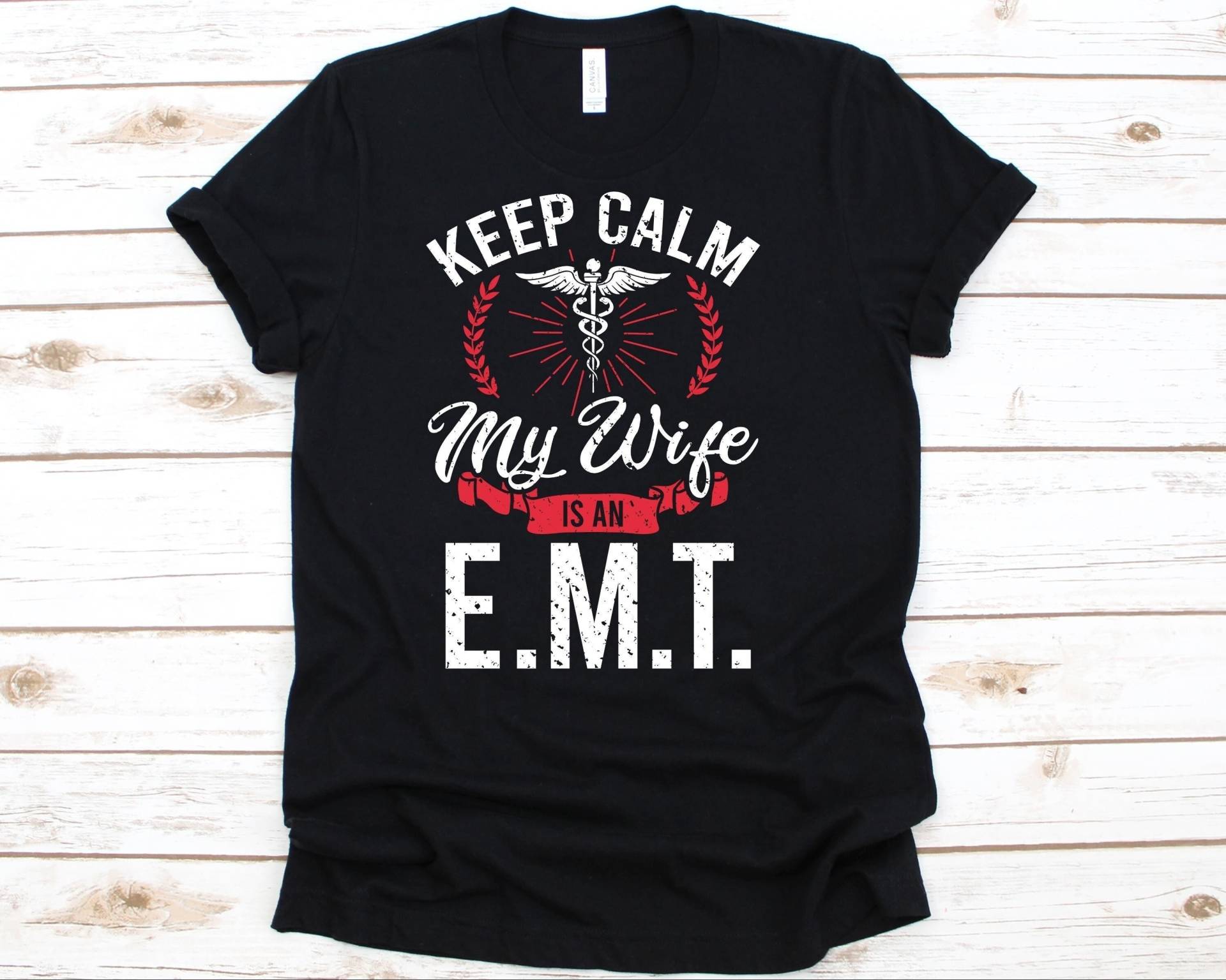 Keep Calm My Wife Is An Emt Shirt, Notfallsanitäter Shirt Für Männer, Rettungssanitäter Geschenk, Sanitäter T-Shirt von AbbysDesignFactory