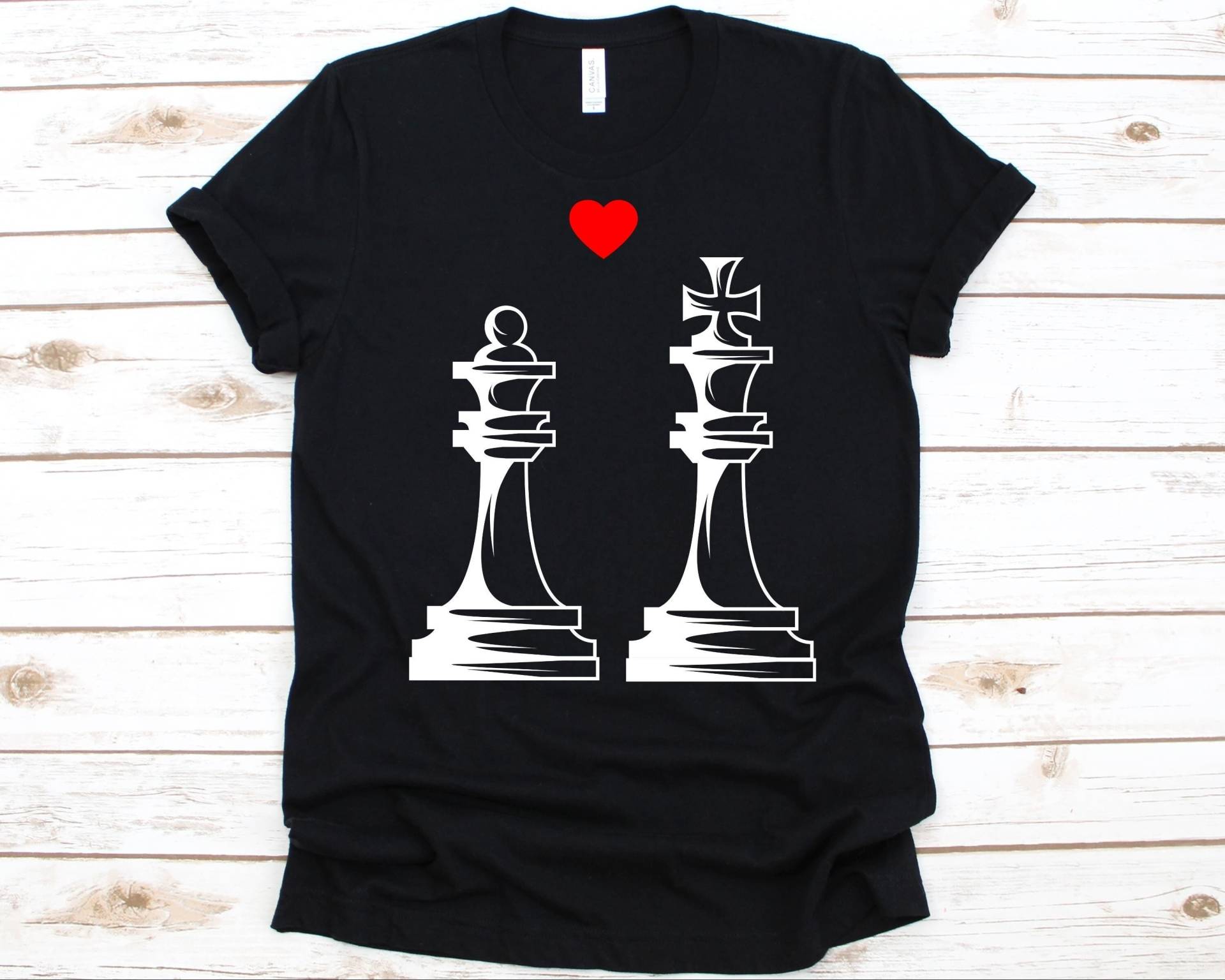 König Und Königin Shirt, Geschenk Für Schachspieler Männer Frauen, Brettspiel-Liebhaber, Abstraktes Strategiespiel, Gedankensport, Schachfiguren König Und Königin Shirt, Geschenk Für Schachspieler Männer Frauen, Brettspiel-Liebhaber, Abstraktes Strategiespiel, Gedankensport, Schachfiguren von AbbysDesignFactory
