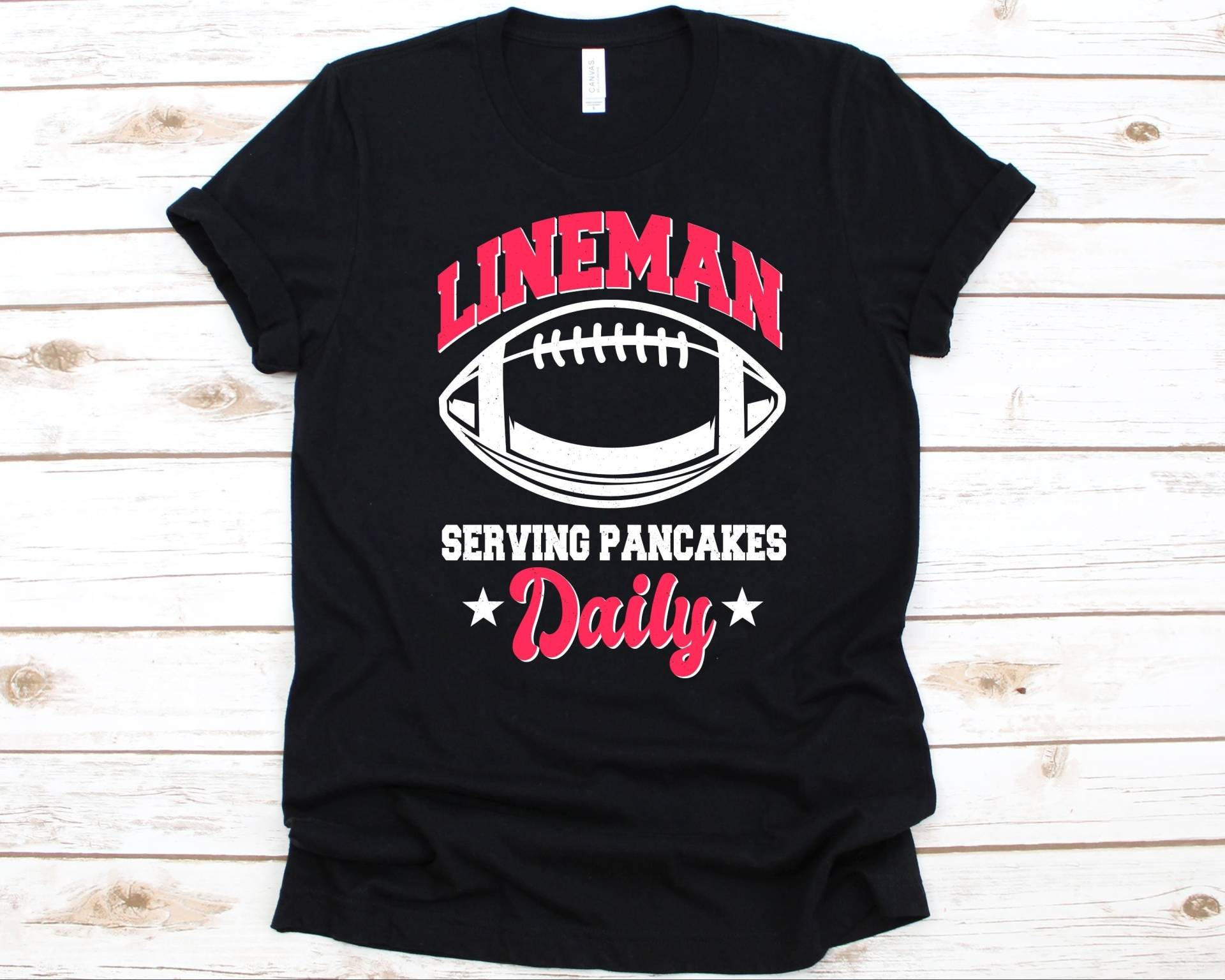 Lineman Serving Pancakes Daily Shirt, Geschenk Für Gridiron Fußballspieler, Lineman, Gridiron, Fußball Grafik, Ballspiel, Outdoor Sport von AbbysDesignFactory