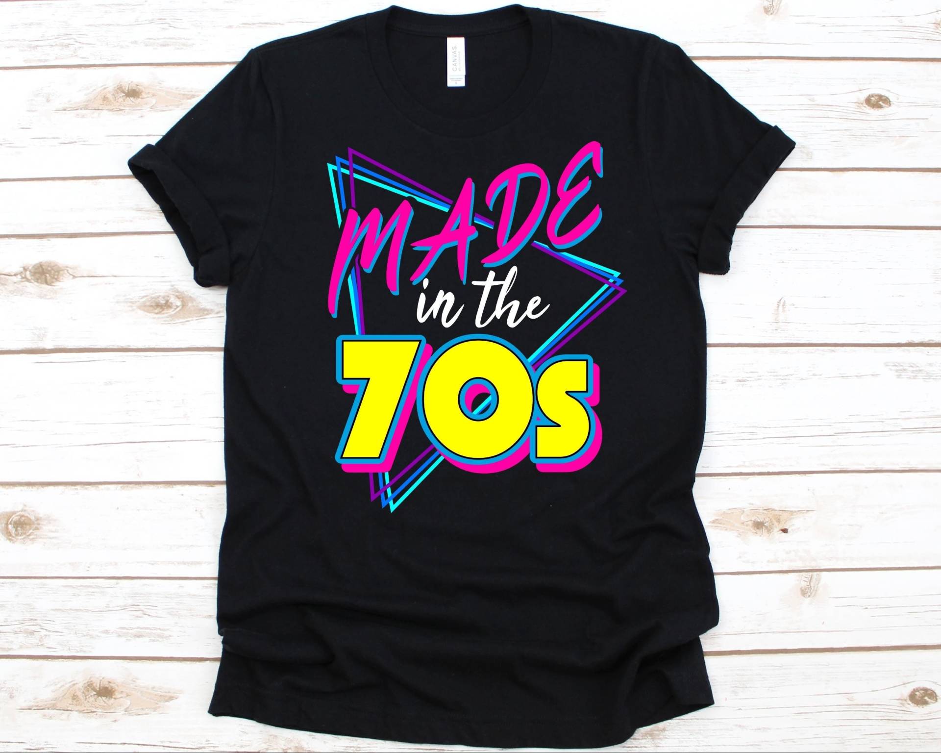 Made in The 70 Es Shirt, Geburtsjahr Geschenk, Vaporwave Grafik, Retro Wave Design, Dekade Neunzehn - Siebziger, 70Er Jahre Babys von AbbysDesignFactory