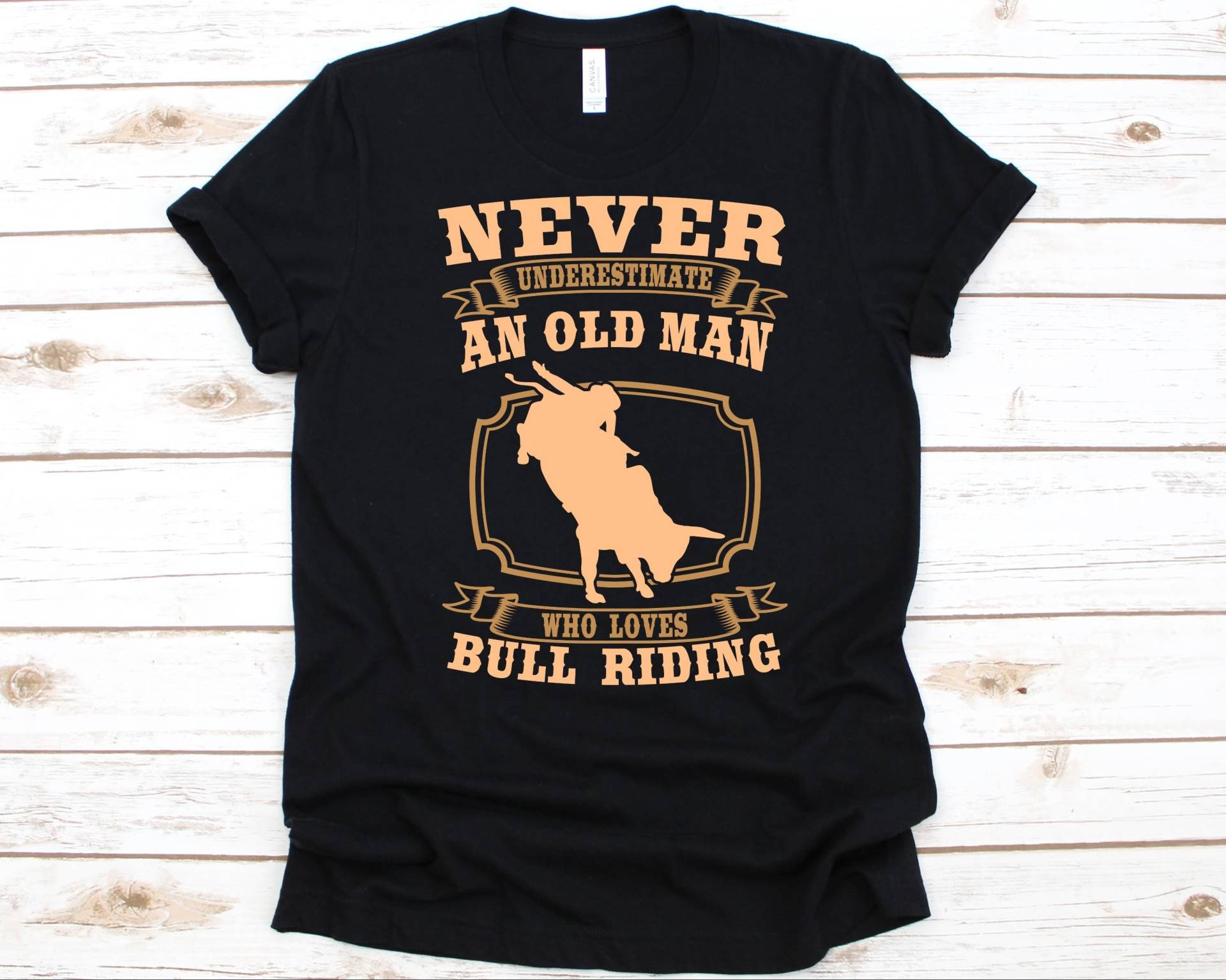 Never Underestimate An Old Man Shirt, Bull Riding Design, Rodeo Sport, Rider Geschenk, Cowboy Grafik, Reitsport, Lenker Wrestler von AbbysDesignFactory