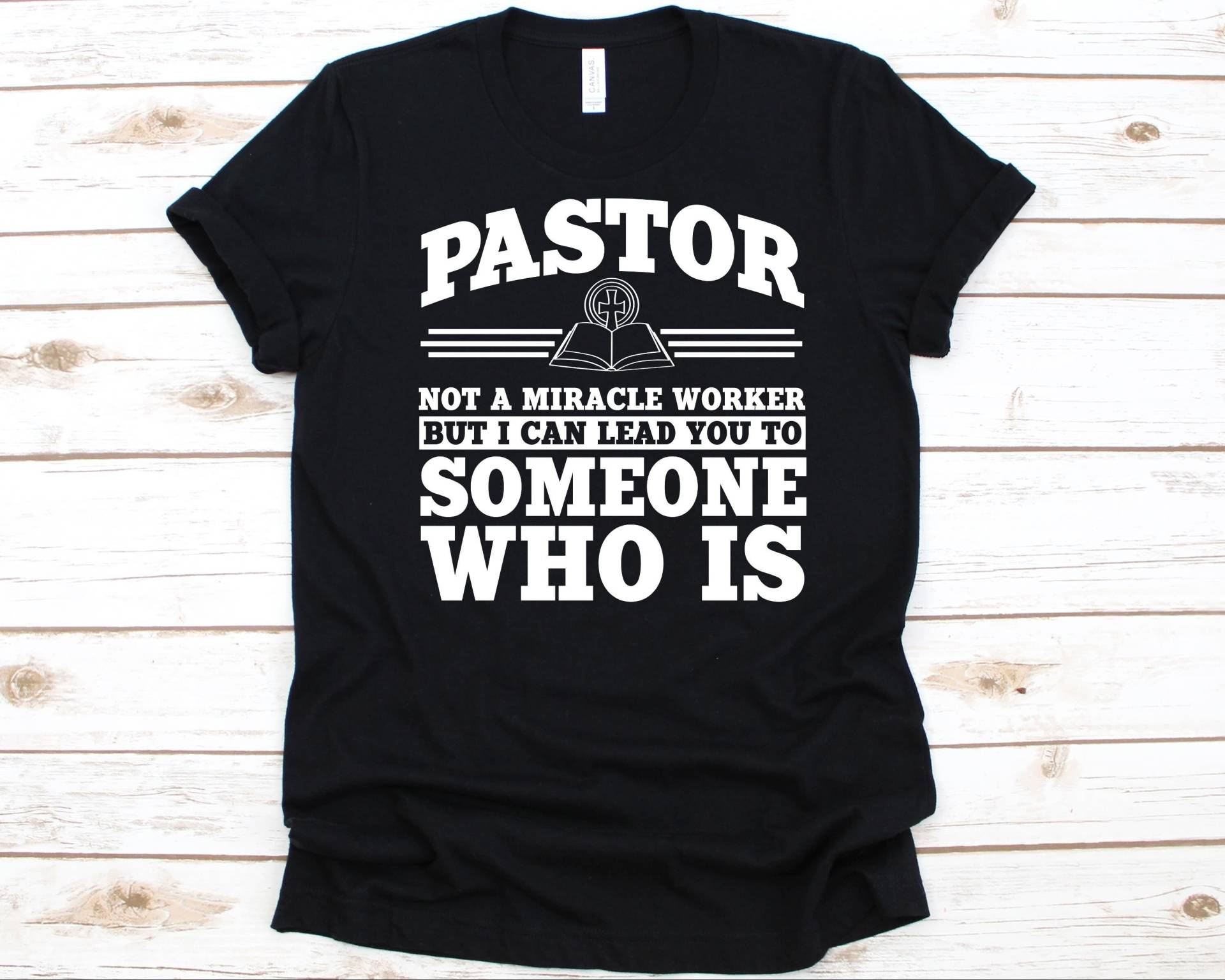 Pastor Not A Miracle Worker Shirt, Geschenk Für Pastoren, Religiöser Führer, Kirchenmann Grafik, Prediger Presbyter Design, T-Shirt von AbbysDesignFactory