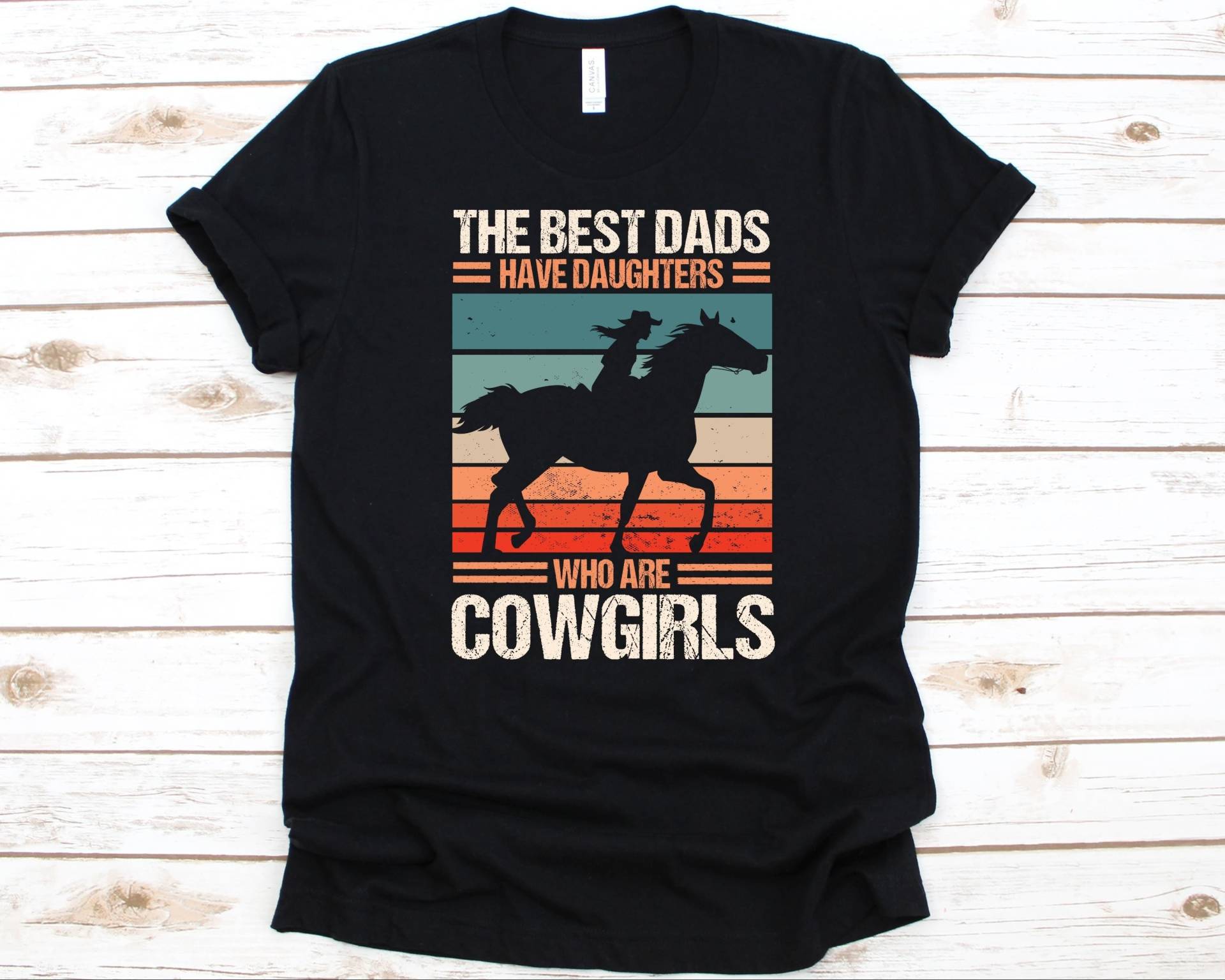 The Best Dads Have Daughters Who Are Cow Girls Shirt, Vatertagsgeschenk, Kuhmädchen Papa, Geschenk Für Väter, Reiterin, Retro Kuh Mädchen von AbbysDesignFactory