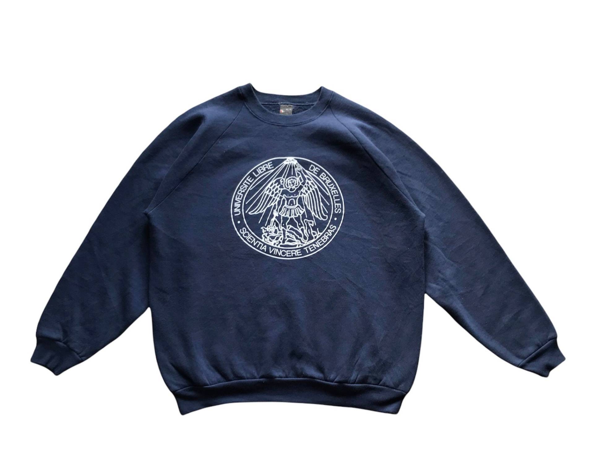 Vintage 90Er Jahre Universität Libre Scientia Vincere Tenebras Screen Star Tag Spellout Crewneck Sweatshirt L Größe Vintage 90Er Jahre Universität Libre Scientia Vincere Tenebras Screen Star Tag Spellout Crewneck Sweatshirt L Größe von AbeVintageStore