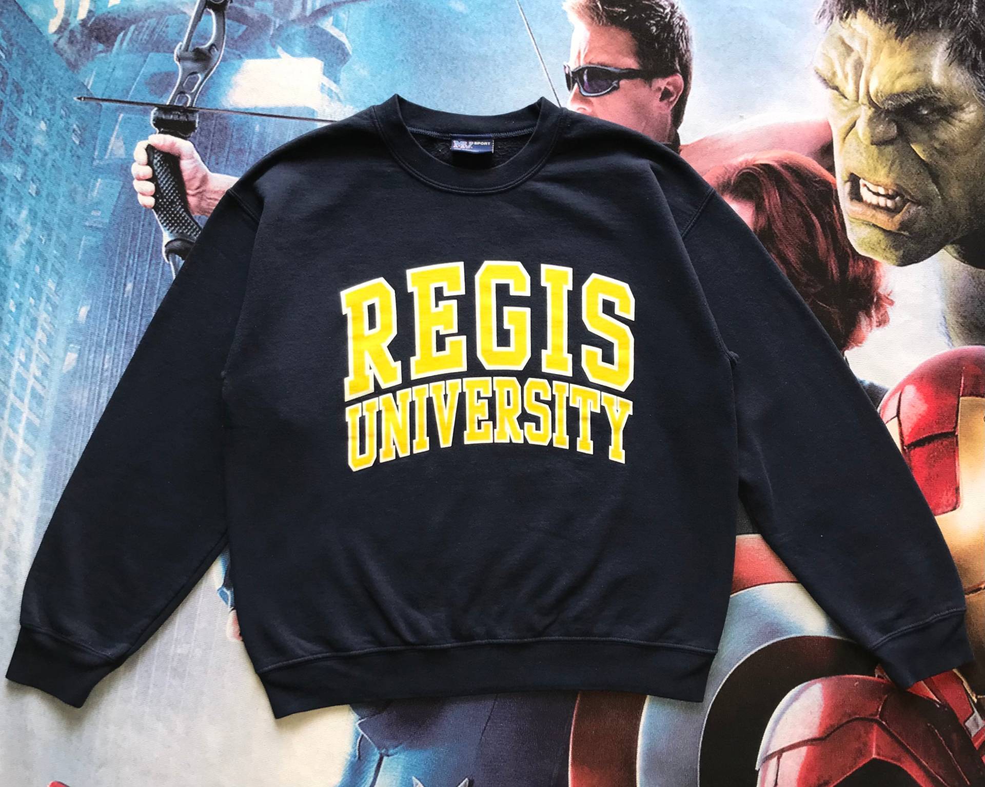 Vintage Regis Universität Spellout Crewneck Sweatshirt M Größe von AbeVintageStore