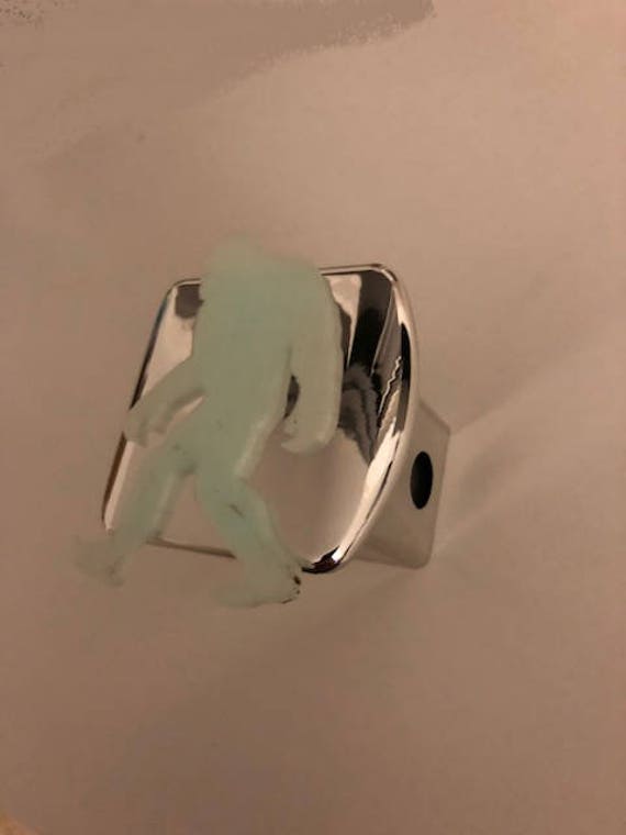 Bigfoot Urbanen Mythos Monster in 3D Version - Chrom Mit Weißen | Leuchten Im Dunkeln 2-Zoll-Spur Hitch Cover Großen Fuß von AbelZunigaDesigns