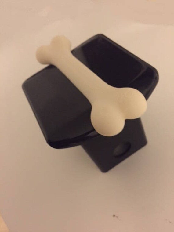 Doggy Knochen in 3D - Schwarz Mit Weiß 2-Zoll-Trailer Hitch Decken Super Design von AbelZunigaDesigns