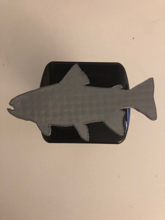 Fisch Forelle in 3D - Schwarz Mit Grau 2-Zoll-Trailer Hitch Cover Sushi Gone Fishing von AbelZunigaDesigns
