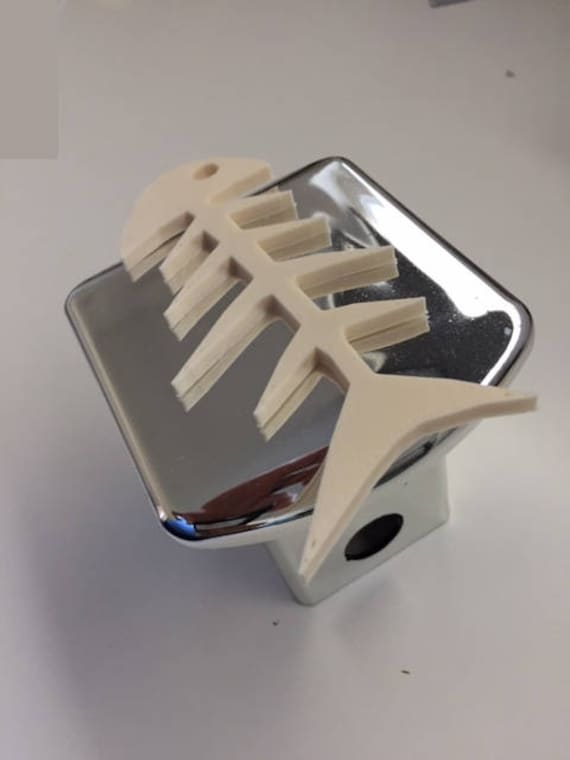 Fisch Knochen 3D - Chrom Mit Weiß 2-Zoll-Trailer Hitch Cover Sushi Gone Fishing Schädel von AbelZunigaDesigns