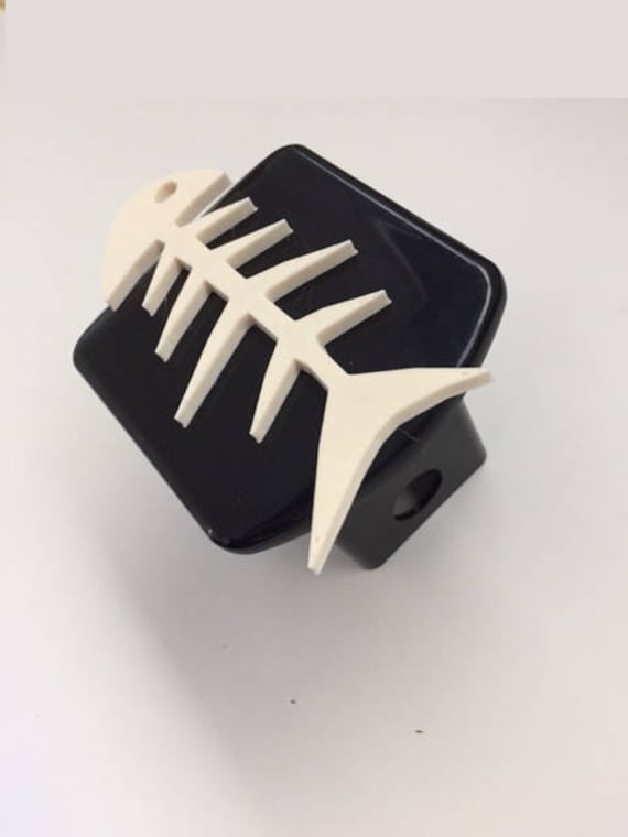 Fisch Knochen 3D - Schwarz Mit Weiß 2-Zoll-Trailer Hitch Cover Sushi Gone Fishing Schädel von AbelZunigaDesigns
