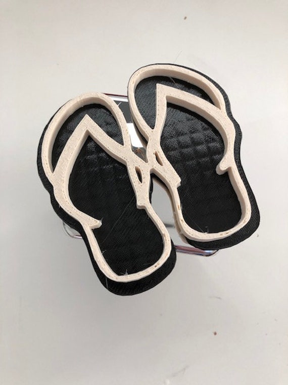 Flip Flop "Slippahs" in 3D - Chrom Mit Schwarz Weiß-Combo 2-Zoll-Trailer Hitch-Abdeckung 2 Schicht Hawaiian Hawaiiblack W von AbelZunigaDesigns