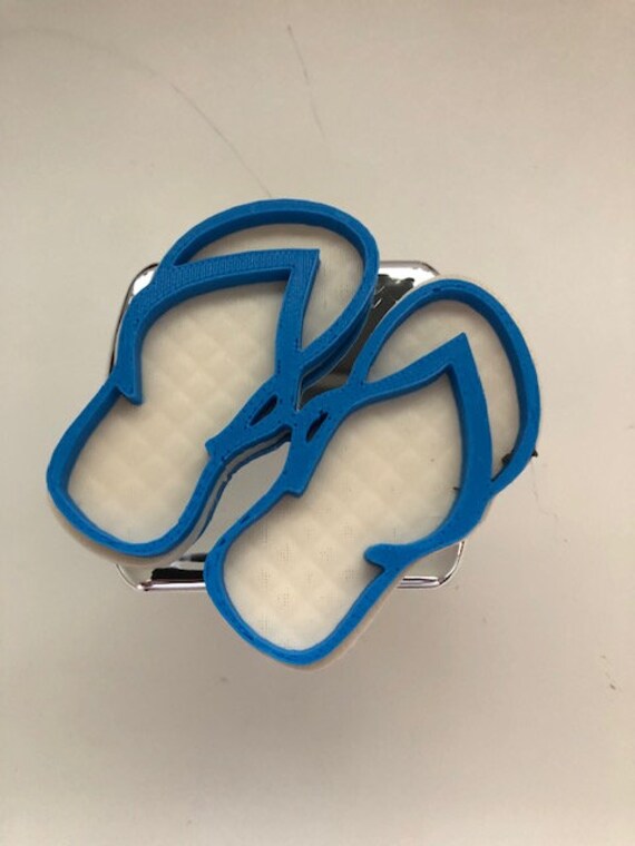 Flip Flop "Slippahs" in 3D - Chrom Mit Weiß/Blau Combo 2-Zoll-Trailer Hitch-Abdeckung 2-Schicht-Hawaii-Hawaii von AbelZunigaDesigns