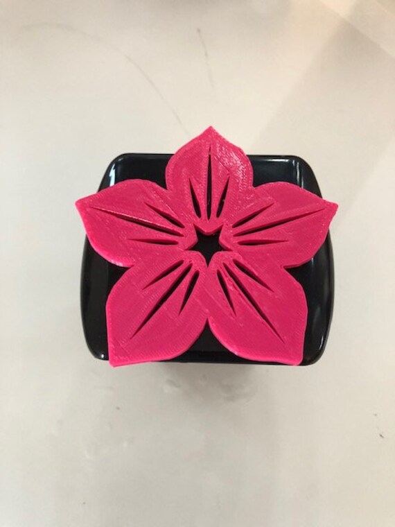 Hibisucus Blume in 3D-Black Mit Pink 2 Zoll Trailer Hitch Cover-Love Live Pua Peace Hang Loose Hawaii von AbelZunigaDesigns