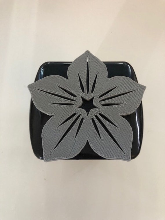 Hibisucus Blume in 3D-Black With Grey 2 Inch Trailer Hitch Cover-Love Live Pua Peace Hang Loose Hawaii von AbelZunigaDesigns