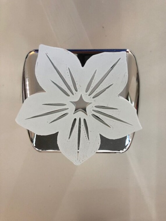 Hibisucus Blume in 3D-Chrome Mit Weißem 2-Zoll-Trailer Hitch Cover-Love Live Pua Peace Hang Loose Hawaii von AbelZunigaDesigns