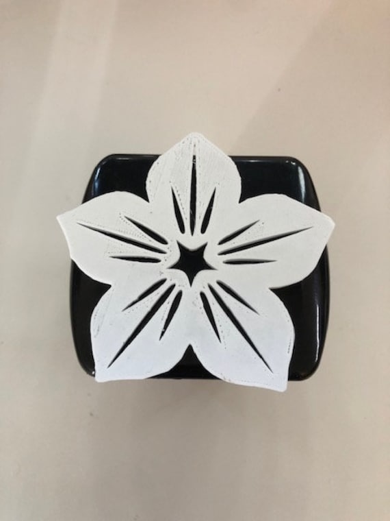 Hibisucus Blume in 3D-Schwarz Mit Weiß-2 Zoll Trailer Hitch Cover-Love Live Pua Peace Hang Loose Hawaii von AbelZunigaDesigns