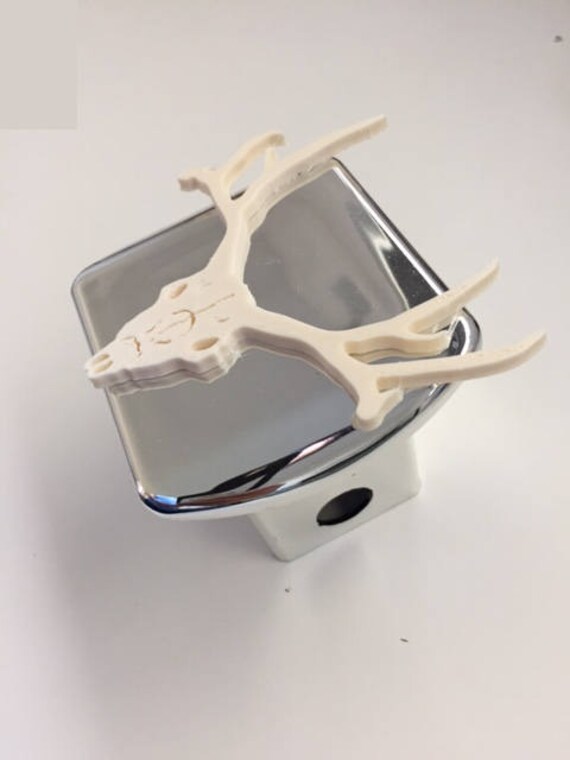 Hirsch, Scary Schädel in 3D - Chrom Mit Weiß 2-Zoll-Trailer Hitch Cover Jagd von AbelZunigaDesigns