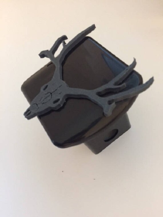 Hirsch, Scary Schädel in 3D - Schwarz Mit Grau 2-Zoll-Trailer Hitch Cover Jagd von AbelZunigaDesigns