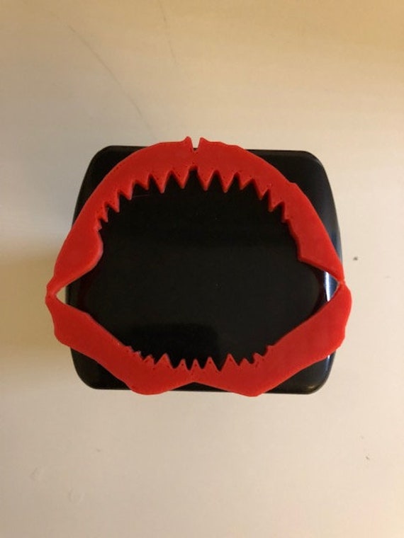 Jaws Shark Teeth in 3D-Black With Red-2 Inch Trailer Hitch Cover-Surf Surfs Up von AbelZunigaDesigns
