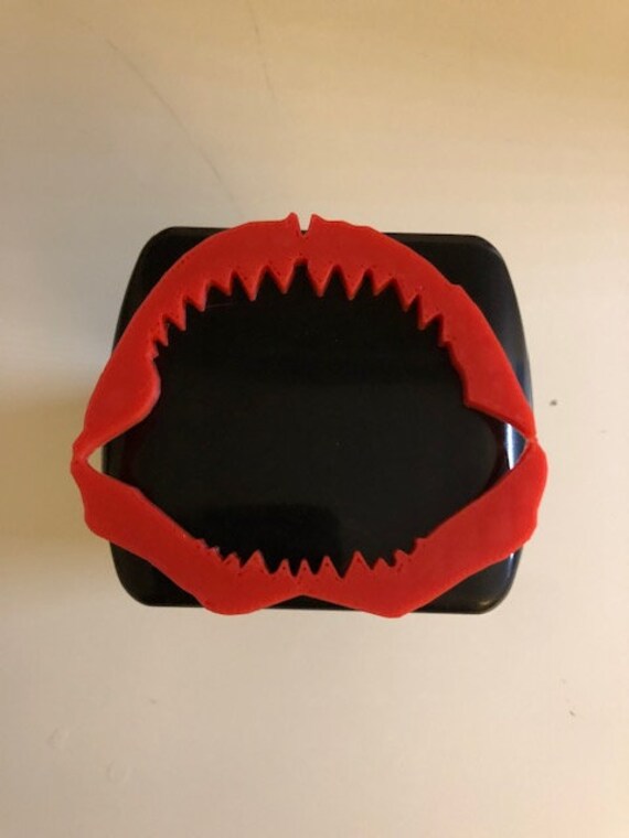 Jaws Shark Teeth in 3D-Black With Red-2 Inch Trailer Hitch Cover-Surf Surfs Up von AbelZunigaDesigns