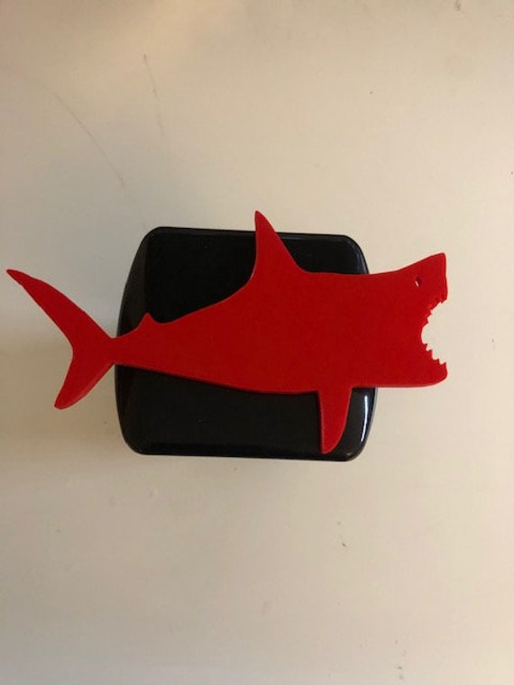 Kiefer Hai Schwimmen in 3D - Schwarz Mit Rot 2 Zoll Trailer Hitch Cover Surf Surfs Up von AbelZunigaDesigns