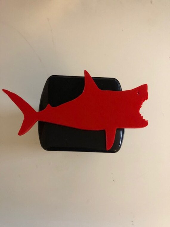 Kiefer Hai Schwimmen in 3D - Schwarz Mit Rot 2 Zoll Trailer Hitch Cover Surf Surfs Up von AbelZunigaDesigns