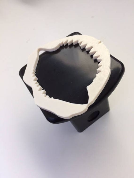 Kiefer Haifischzähne in 3D - Schwarz Mit Weiß 2 Trailer Hitch Cover Surf Surft Bis von AbelZunigaDesigns