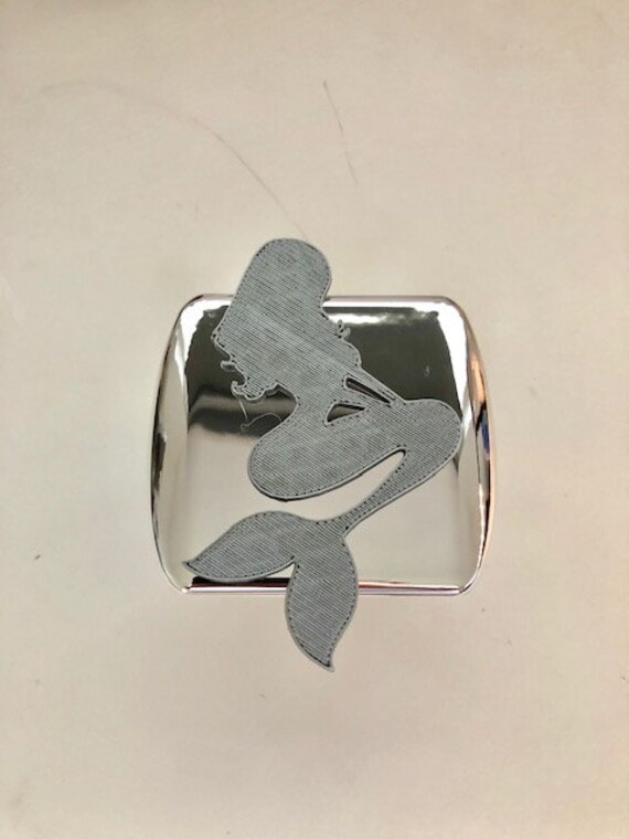 Meerjungfrau in 3D - Chrom Mit Grau 2 Zoll Trailer Hitch Cover Einhorn Spezielle Seepferdchen Seestern Meerjungfrauen von AbelZunigaDesigns