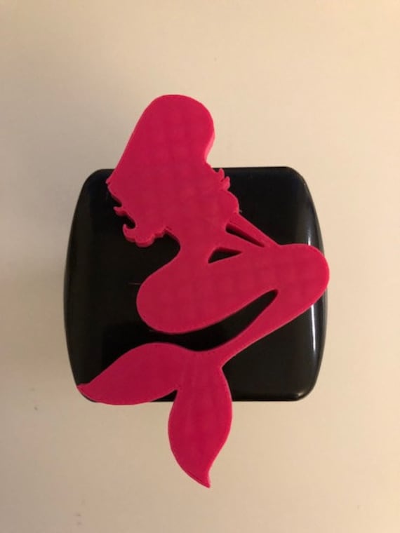 Meerjungfrau in 3D - Schwarz Mit Rosa 2-Zoll-Trailer Hitch Cover Einhorn Spezielle Seepferdchen Seestern Meerjungfrauen von AbelZunigaDesigns