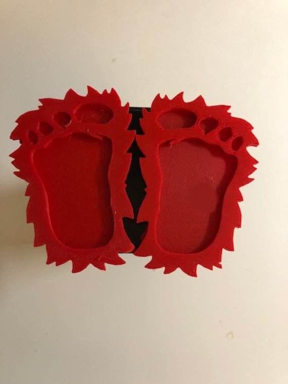 Sasquatch Hairy Foot Big in 3D-Black Mit Red-2 Zoll Trailer Hitch Cover von AbelZunigaDesigns