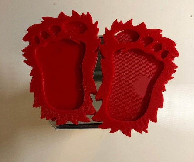 Sasquatch Hairy Foot Big in 3D - Chrom Mit Rot- 2 Zoll Anhängerkupplung Abdeckung von AbelZunigaDesigns