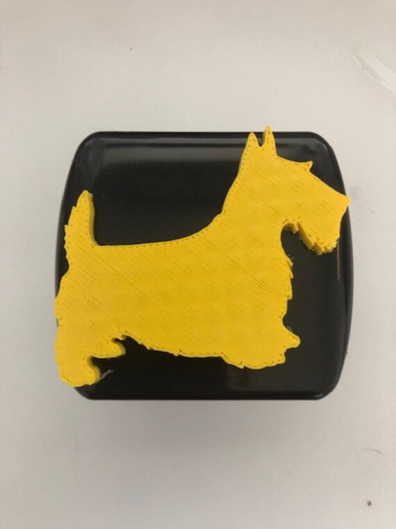 Scottish Terrier Scotty Dog in 3D - Schwarz Mit Gelb 2-Zoll-Trailer Hitch Cover Super Design Liebe Pfoten Bulldog von AbelZunigaDesigns