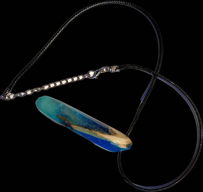 Handgefertigte Kette Mit Harz - Holz Anhänger Deep Blue See von AbendrothSchmuk