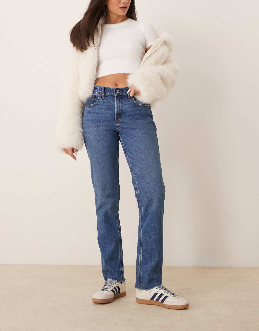 Abercrombie & Fitch - Curve Love - Straight Jeans in Dunkelblau mit mittelhohen Bund von Abercrombie & Fitch