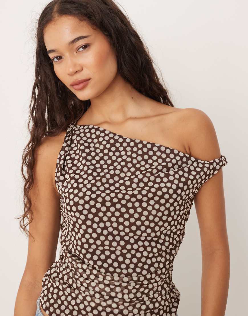 Abercrombie & Fitch - Asymmetrisches, gerafftes Mesh-Top mit braunen Punktemuster-Weiß von Abercrombie & Fitch