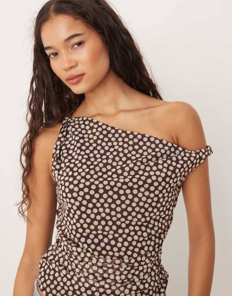 Abercrombie & Fitch - Asymmetrisches, gerafftes Mesh-Top mit braunen Punktemuster-Weiß von Abercrombie & Fitch