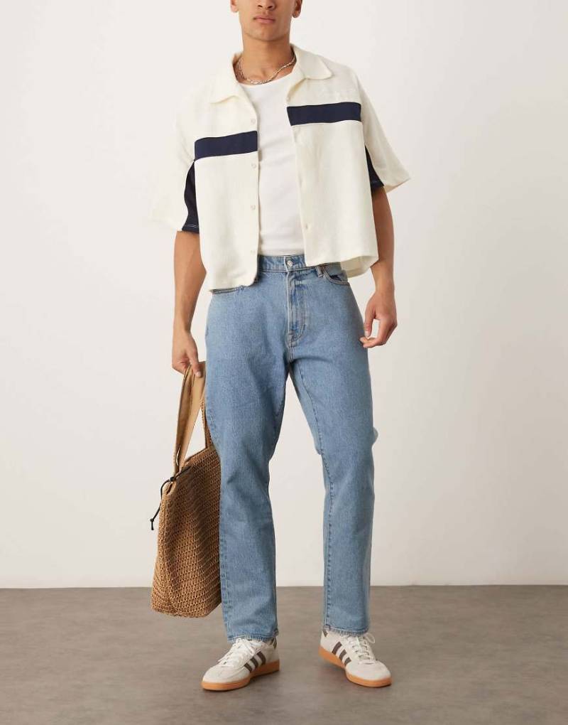 Abercrombie & Fitch - Athletic - Jeans mit geradem Bein in mittelblauer Waschung von Abercrombie & Fitch