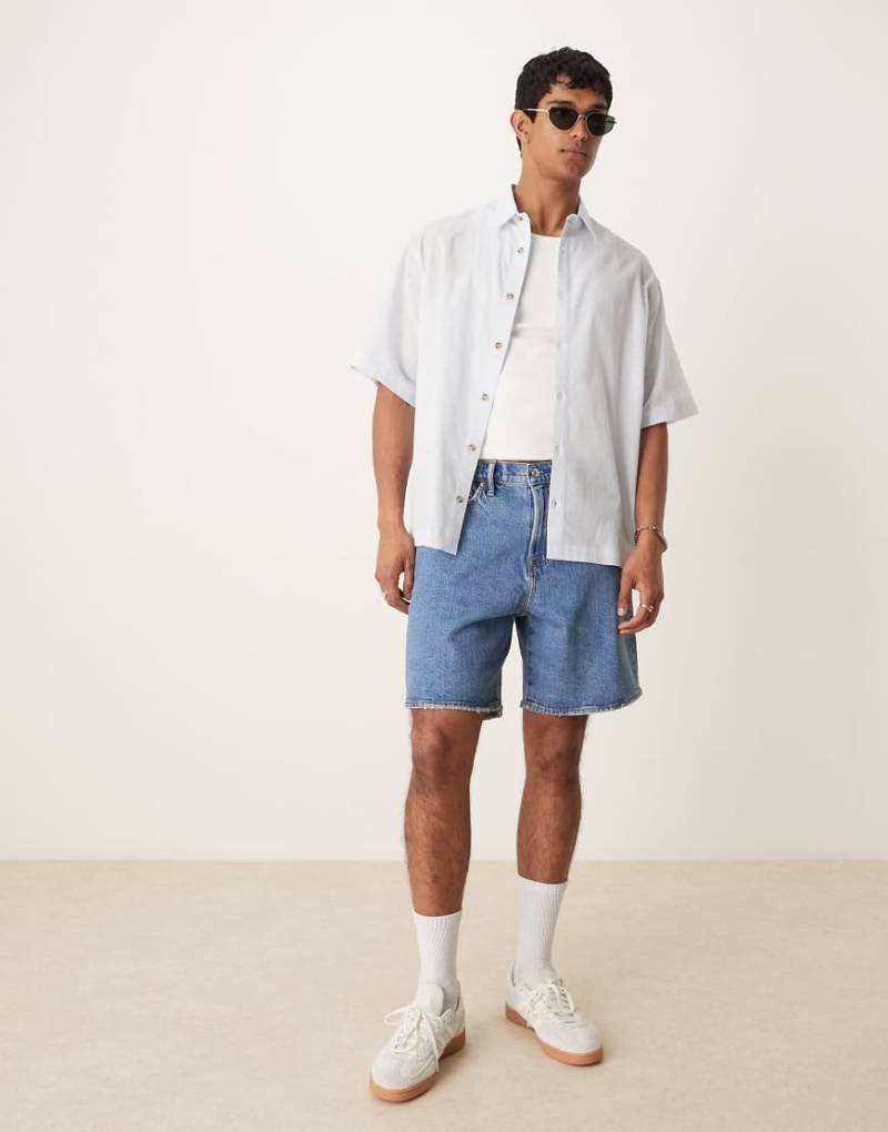 Abercrombie & Fitch - Athletic - Locker sitzende Denim-Shorts in mittelblauer Waschung Abercrombie & Fitch - Athletic - Locker sitzende Denim-Shorts in mittelblauer Waschung von Abercrombie & Fitch