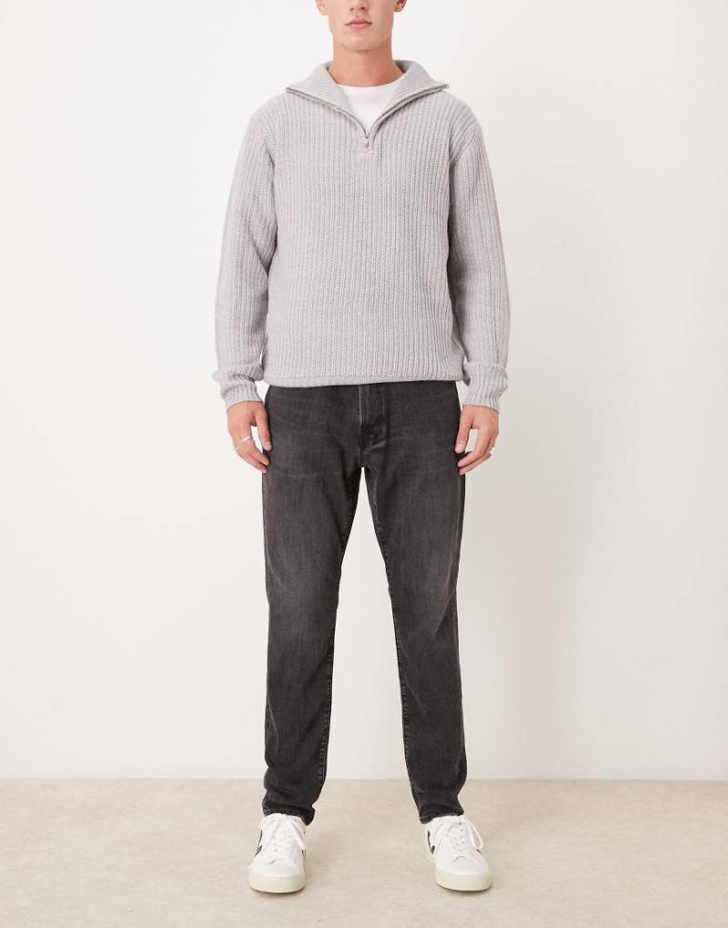 Abercrombie & Fitch - Athletic - Schmal geschnittene Jeans in verwaschenem Schwarz von Abercrombie & Fitch