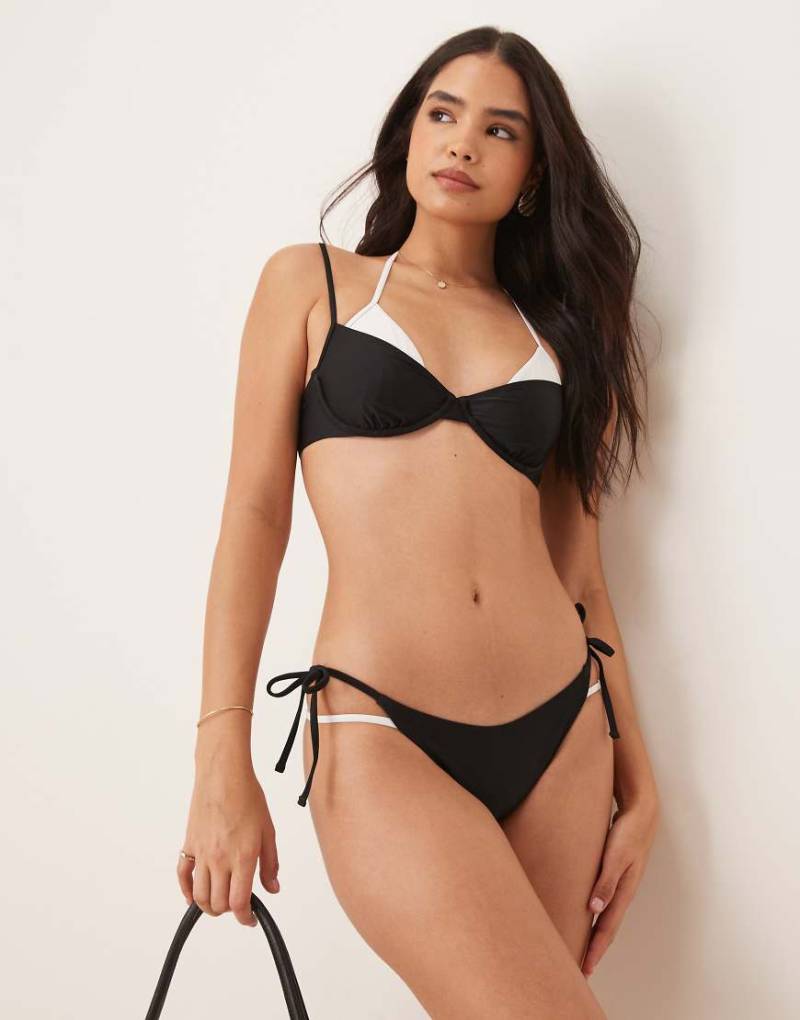 Abercrombie & Fitch - Bademode - Knapp geschnittene, seitlich gebundene Bikinihose in Schwarz mit hohem Beinausschnitt und mehrlagigem Design in Weiß, Kombiteil von Abercrombie & Fitch